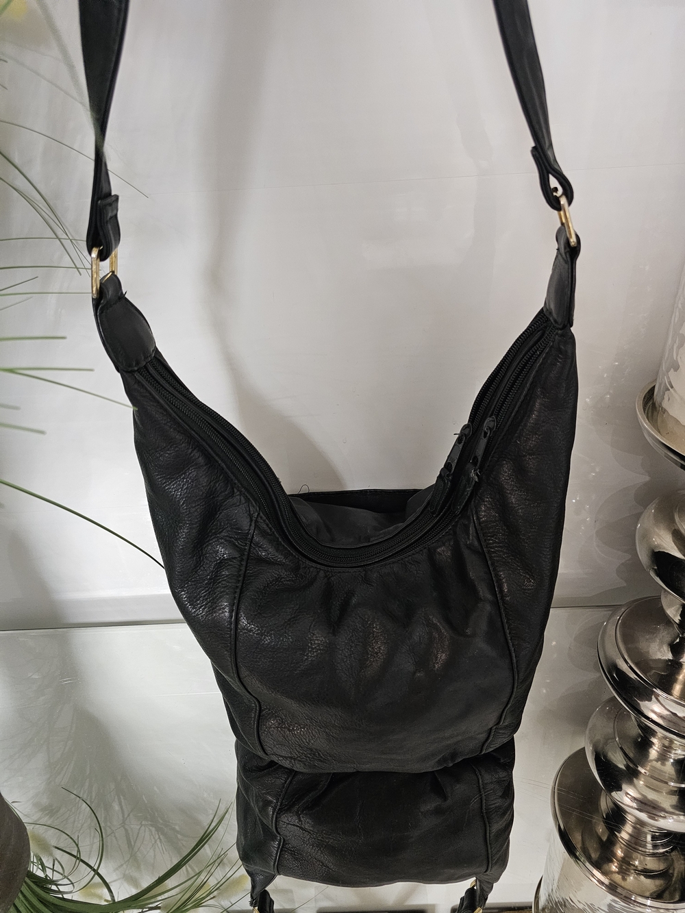 Conway Classics  LISA LOREN Elegant Black Leather Bag with Adjustable Strap